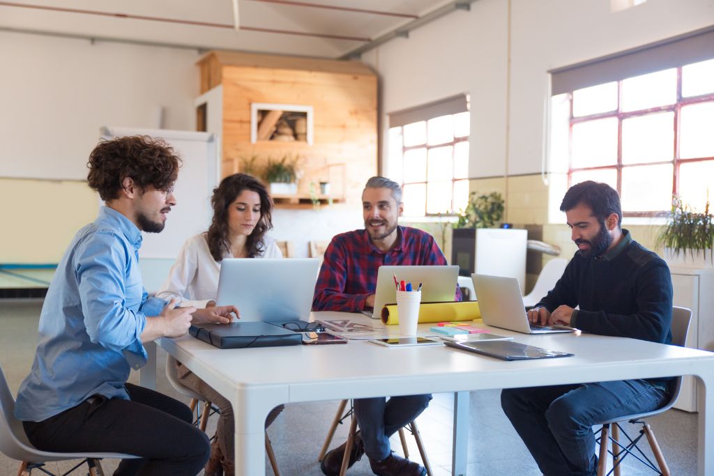 Equipe de collaborateurs dans l'entreprise